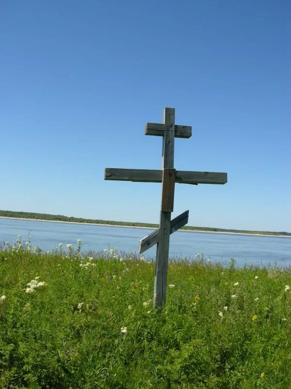 Памятный крест на острове Назинском